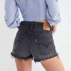 Levi’s 501 Mid-Rise Denim Short – Trashed Black